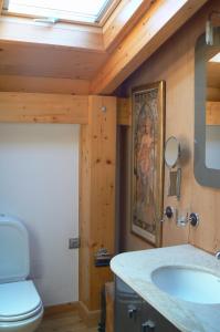 A bathroom at Stavlos