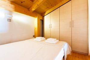 A bed or beds in a room at Stavlos