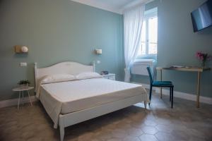 AleMar Sirolo في سيرولو: غرفة نوم بسرير وكرسي ونافذة
