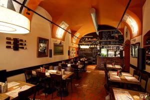 restauracja ze stołami i krzesłami oraz bar w obiekcie Residence Corto Old Town w Pradze