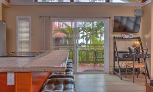 Kohea Kai Hotel Maui的电视和/或娱乐中心
