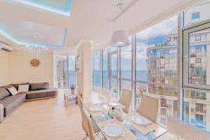 - un salon avec vue sur l'océan dans l'établissement Apartment Pearl of Arcadia, à Odessa