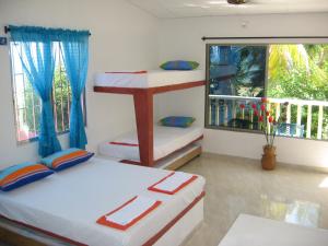 科韦尼亚斯Cabanas Recreaciones的一间带两张床的卧室和一个阳台