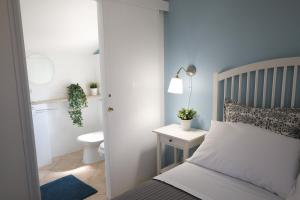 una camera con letto e un bagno con servizi igienici di Blu Marea a Macari
