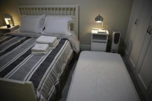 1 dormitorio con 1 cama con 2 toallas en Apartamento central, novo e com garagem em Curitiba, en Curitiba