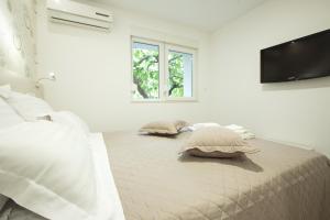 スプリトにあるBVB Rooms Splitの白いベッドルーム(大型ベッド1台、枕2つ付)