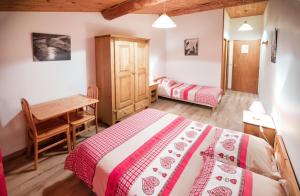 Postel nebo postele na pokoji v ubytování La Roche du Croue