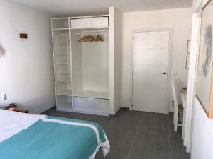 Łóżko lub łóżka w pokoju w obiekcie Can Fuentes