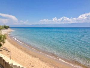 チラニにあるLena Mareの海を背景にした海岸