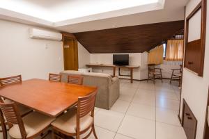 sala de estar con mesa y sofá en Hotel Fioreze Origem en Gramado