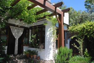a house with a pergola and some plants at Casa Africa in Mecina Fondales