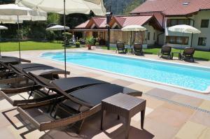 Bazén v ubytování Gästehaus Almrausch, Ferienanlage mit Pool nebo v jeho okolí