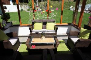 Posezení v ubytování Gästehaus Almrausch, Ferienanlage mit Pool