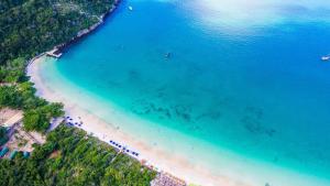 una vista aérea de la playa y del océano en Casa Do Junior Na Prainha Em Arraial Do Cabo, en Arraial do Cabo