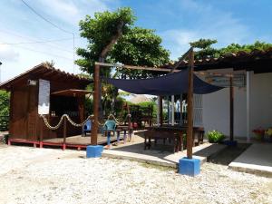 科韦尼亚斯Cabanas Recreaciones的一个带帐篷和野餐桌的游乐场