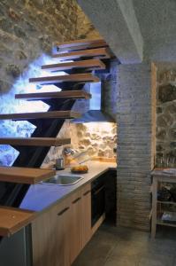 Kuchyň nebo kuchyňský kout v ubytování Limni Stone Apartments