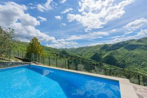 a swimming pool with a view of mountains at Agriturismo Casapasserini in Londa