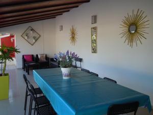 リオ・マイオルにあるFarmer Fraguasの青いテーブルと椅子、花瓶