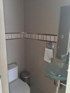 Ένα μπάνιο στο Departamento Acogedor en los Portales de Cayma