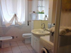 A bathroom at Appartamento del Parco Még 9 kép