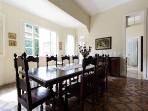 a dining room with a wooden table and chairs at Casa de Petrópolis-Sítio Temporada in Petrópolis