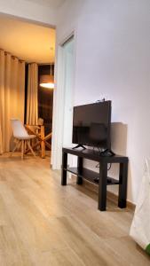 ein Wohnzimmer mit einem Flachbild-TV auf einem Tisch in der Unterkunft Estudio Puerto Deportivo Marbella in Marbella