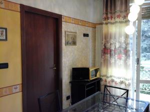 A television and/or entertainment centre at Appartamento del Parco