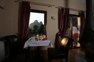 TV a/nebo společenská místnost v ubytování Epavlis Meteora Suites Hotel