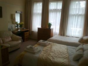 Una cama o camas en una habitación de Kingsley Hotel