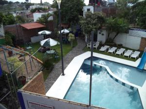 an overhead view of a swimming pool at a hotel at Hotel Ocampo in Oaxtepec