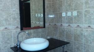 La salle de bains est pourvue d'un lavabo et d'un miroir. dans l'établissement Three Brothers Bobby's Villas, à Amed