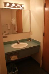 ホーマーにあるOcean Shores Hotelの洗面台と鏡のあるバスルーム