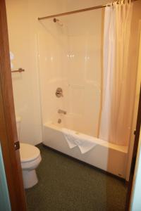 ホーマーにあるOcean Shores Hotelの浴槽、トイレ、シャワー付きのバスルーム +10枚の写真