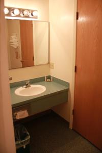 ホーマーにあるOcean Shores Hotelの洗面台と鏡のあるバスルーム