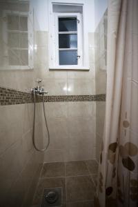 een badkamer met een douche en een raam bij Apartment Charlie PERFECT PRICE in Belgrado