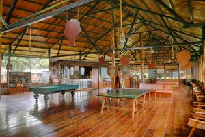 une grande chambre avec 2 tables de ping-pong. dans l'établissement Ecoamazonia Lodge, à Puerto Maldonado