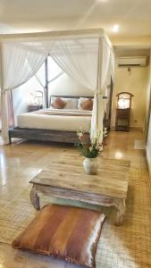 Een bed of bedden in een kamer bij Royal Villa Jepun