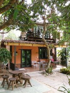 una casa con una mesa de picnic delante de ella en Baan Pong Tara, en Suan Phueng