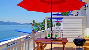 En balkon eller terrasse på Blue & White Pension