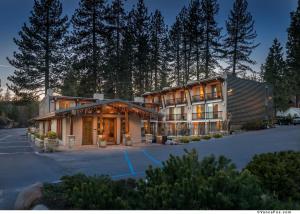 duży budynek z mnóstwem okien w obiekcie Firelite Lodge w mieście Tahoe Vista