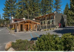 ein Gebäude mit einem Parkplatz davor in der Unterkunft Firelite Lodge in Tahoe Vista