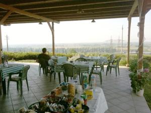 un gruppo di tavoli e sedie su un patio di Le Bianchette Agriturismo e Fattoria Didattica a Sommacampagna