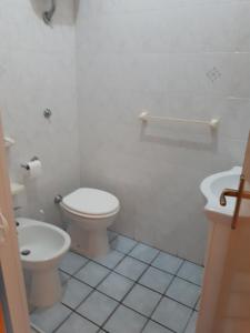 トッレ・デル・オルソにあるVilletta Luciaの白いバスルーム(トイレ、シンク付)