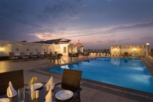 Bazén v ubytování Ramada By Wyndham Amritsar nebo v jeho okolí
