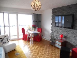 Sjónvarps- og/eða afþreyingartæki á Spacious Apartment with Lake View | 35