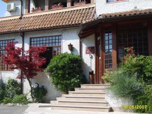 a house with stairs leading up to the front door at Hotel Il Rustichello in Lonato del Garda