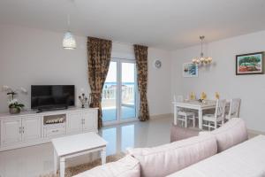 Televízia a/alebo spoločenská miestnosť v ubytovaní Apartments Villa Stella