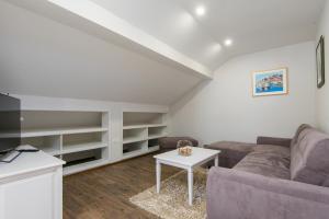Televízia a/alebo spoločenská miestnosť v ubytovaní Apartments Villa Stella
