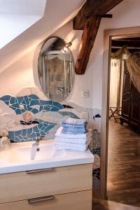 a bathroom with a sink and a mirror at Märchenpension Rotkäppchen und der Wolf in Großwaltersdorf