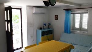um quarto com uma mesa, uma cama e uma janela em Apartments Princip em Orlec